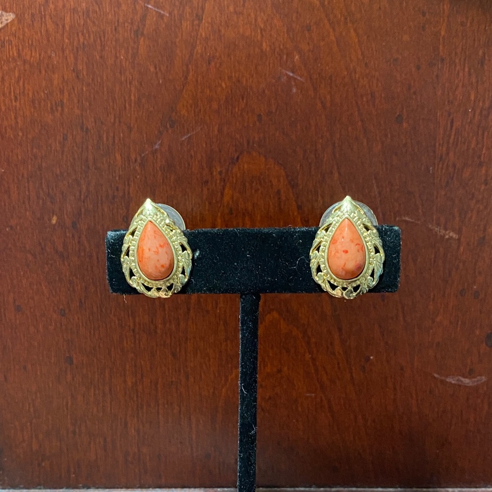 Elegant vintage coral color stone and Gold Teardrop pierced Earrings